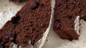 Budín de chocolate y arándanos facilísimo