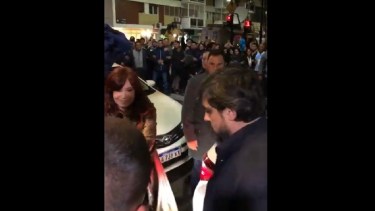 Bermúdez (de perfil) junto a la vicepresidenta instantes antes del atentato. (Captura de video).