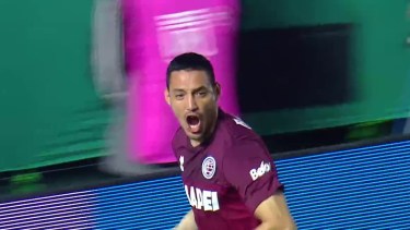 Yonathan Cabral grita su gol para Lanús sobre Banfield. 
