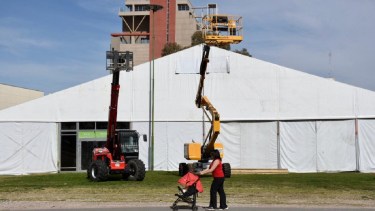 Los alrededores del MNBA de Neuquén comenzaron a poblarse de grande carpas para los festejos del aniversario 2022. Foto: Matías Subat.