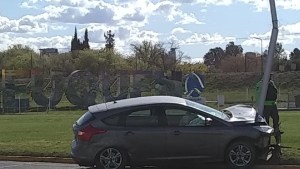 Lo chocaron y terminó contra un poste a metros del Puente Carretero Neuquén-Cipolletti
