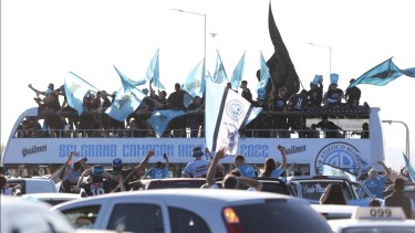 El colectivo paso "raspando" uno de los puentes en las afueras de Córdoba.