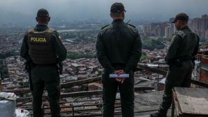 Ataque con explosivos deja ocho policías muertos en Colombia