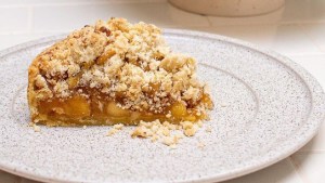 Tarta de manzanas caramelizadas con crumble