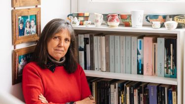 Nacida en la provincia de Buenos Aires en 1960, además de escritora, Piñeiro es guionista de televisión y dramaturga.
