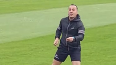 El momento del gesto de Espinoza a la gente de Newell's en la previa del partido ante Gimnasia. 