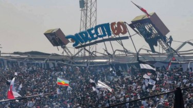 Así quedó la parte del techo que se desprendió durante un banderazo de los hinchas de Colo Colo. 