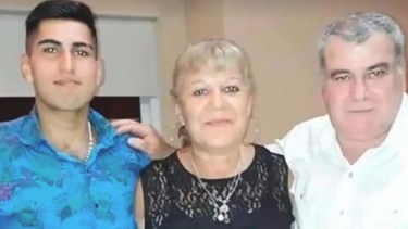 El presunto femicida y sus padres.