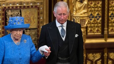 Isabel II y Carlos III, cuando este último aún era príncipe.