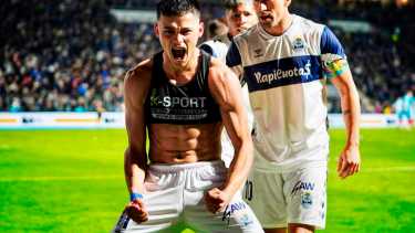 Ramón Sosa grita con todo en el festejo. Gimnasia le ganó a Arsenal en El Bosque y es único puntero del campeonato. 