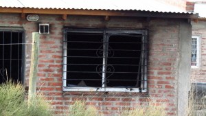 Un bebé y su padre murieron en un incendio en El Chañar, la madre está embarazada y fue intervenida de urgencia