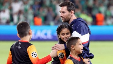 Lionel Messi correspondió el cariño de los nenes, que se mostraron deslumbrados por su presencia.-