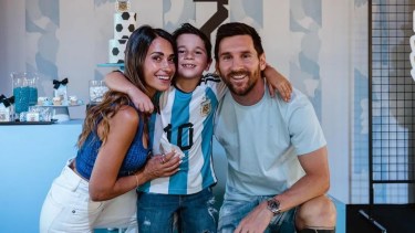Mateo Messi ya demostró ser fanático de la Selección Argentina y de su papá, Lionel, en su último cumpleaños.-