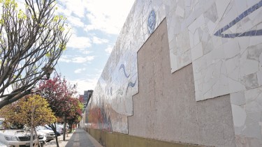 El autor de la obra es Carlos Alberto Juárez y la vitrofusión de Graciela Couto. Foto: Matías Subat. 