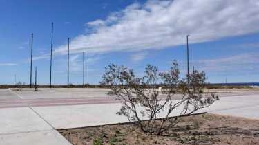 El distrito II, sobre la barda, donde se asentarán los edificios del Polo Tecnológico; contiguo a uno de los miradores del Parque Lineal (foto Matías Subat) 
