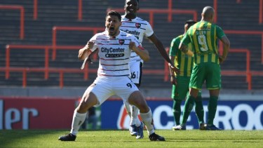 "Juanchón" García festeja su gol, que sería decisivo para Newell's ante Aldosivi. 