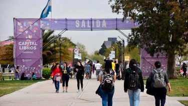 La zona de tránsito entre las mega globas de la Feria del Libro y el escenario, también son espacios de encuentro (foto archivo)
