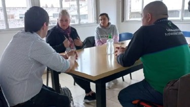 Funcionarios provinciales y municipales se reunieron con dueños de pescaderías locales. Foto: gentileza.