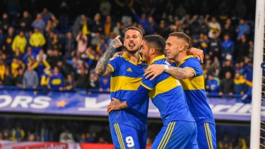 Darío Benedetto festeja con Figal y Briasco el gol de la victoria en el Superclásico. Boca superó a River y pelea el campeonato. 