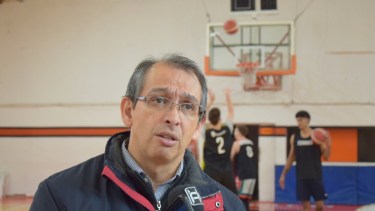 Gustavo Suárez en una banca en el Deliberante  (Foto archivo gentileza)