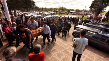 Los tres trabajadores fueron trasladados hasta el cementerio de Cutral Co (Fotos: Fernando Ranni)