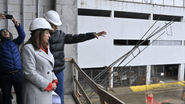 La gobernadora Arabela Carreras recorrió este viernes la obra de ampliación del hospital Ramón Carrillo de Bariloche. (Foto Alfredo Leiva)