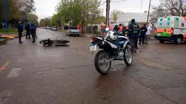 Un motociclista tuvo que ser asistido por personal del Siarme, tras protagonizar un accidente en el canalito de Roca. Foto Rodrigo Sandoval.