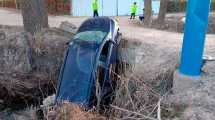 Imagen de Perdió el control de su auto y cayó a una acequia a metros de la Ruta 22 en Roca