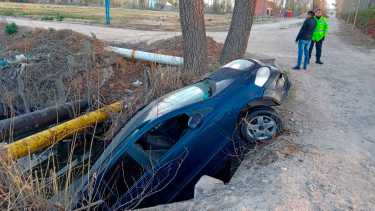 Por una mala maniobra, un automovilista cayó a una acequia muy cerca de la Ruta 22 en Roca. Foto: Cesar Izza