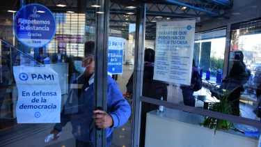 Desde PAMI indicaron que ya no están entregando las credenciales plásticas. Foto: Juan Thomes.-