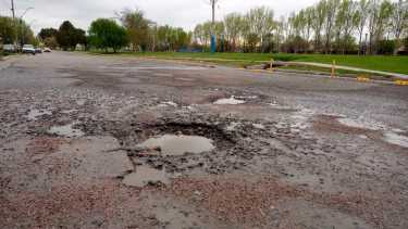 A raíz de los continuos desbordes cloacales, se produjeron varios pozos sobre calle Perú y Río Negro, en Roca. Foto Rodrigo Sandoval.