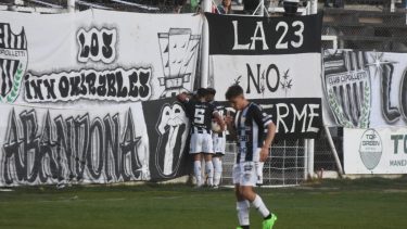 Los jugadores de Cipolletti intentaron calmar la situación. (Foto: Juan Thomes)