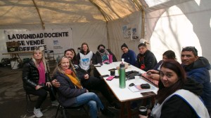 Conflicto en Río Negro: Unter mantiene el acampe y Educación trabaja otra oferta salarial