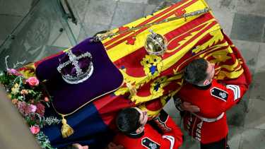 Los restos de la Reina Isabel llevan sus atributos de monarca por última vez. Foto: Gareth Cattermole Pool vía AP.-
