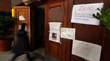 Amigos y familiares de Luján pegaron carteles contra la decisión de revocar la prisión domiciliaria. Foto: Marcelo Ochoa