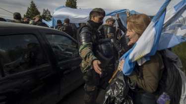 Los manifestantes intentaron rodear el auto, pero se interpuso personal del Coer. Foto: Marcelo Martínez