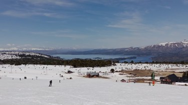 A 8 kilómetros de la villa, se encuentra el Parque de nieve Batea Mahuida que estará abierto, hasta este fin de semana largo de octubre. Fotos y videos: Lucas Puel.