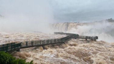 La crecida de los ríos Iguazú y Uruguay generaron el desprendimiento de una de las pasarelas en la Garganta del Diablo.
