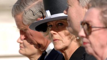 Camilla Parker Bowles y Carlos III podrían ser los padres de Simon Dorante - Day, según él mismo afirma abiertamente.-