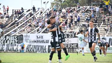 Pettinerolli festeja el gol de la victoria contra Ferro. Cipo cerró el año con una sonrisa. Fotos: Florencia Salto