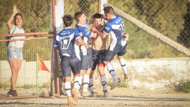 El festejo del gol de Alejo De León que le dio un triunfo clave a Villalonga. Foto: Gentileza Rocío Ricagno