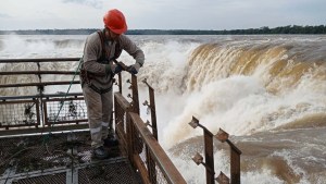 La crecida de los ríos arrastró parte de la pasarela de Garganta del Diablo en Cataratas del Iguazú