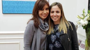 Romina Uhrig, en el instituto Patria, posando con Cristina Kirchner. (Gentileza).-