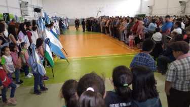 Banderas de ceremonias de instituciones y vecinos participaron de la celebración del aniversario de Mainqué. (Fotos Pablo Accinelli)