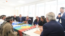 Imagen de Alberto Fernández tuvo un gesto dialoguista con los mapuches en San Martín de los Andes
