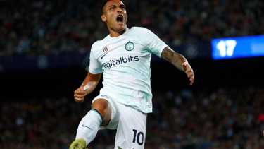 Lautaro Martinez festeja su tanto en la noche de Barcelona. Fue 3 a 3 contra Inter. Foto: AP /Joan Monfort. 