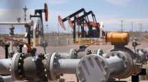 Imagen de Día del Petróleo: en la víspera de un año bisagra entre el acelerador y el freno