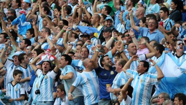 Dos hinchas argentinos se encuentran detenidos hace más de una semana en Qatar.
