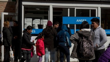 Unas 150 personas se presentan por día en la delegación de Anses Bariloche; otros  completan el formulario digital. Foto: Marcelo Martínez