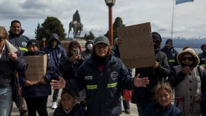 Se quedaron sin trabajo y buscan subsistir con el basural de Bariloche